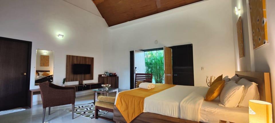 Superior Double Room, Balcony, Courtyard View | Egyptian cotton sheets, premium bedding, minibar, in-room safe