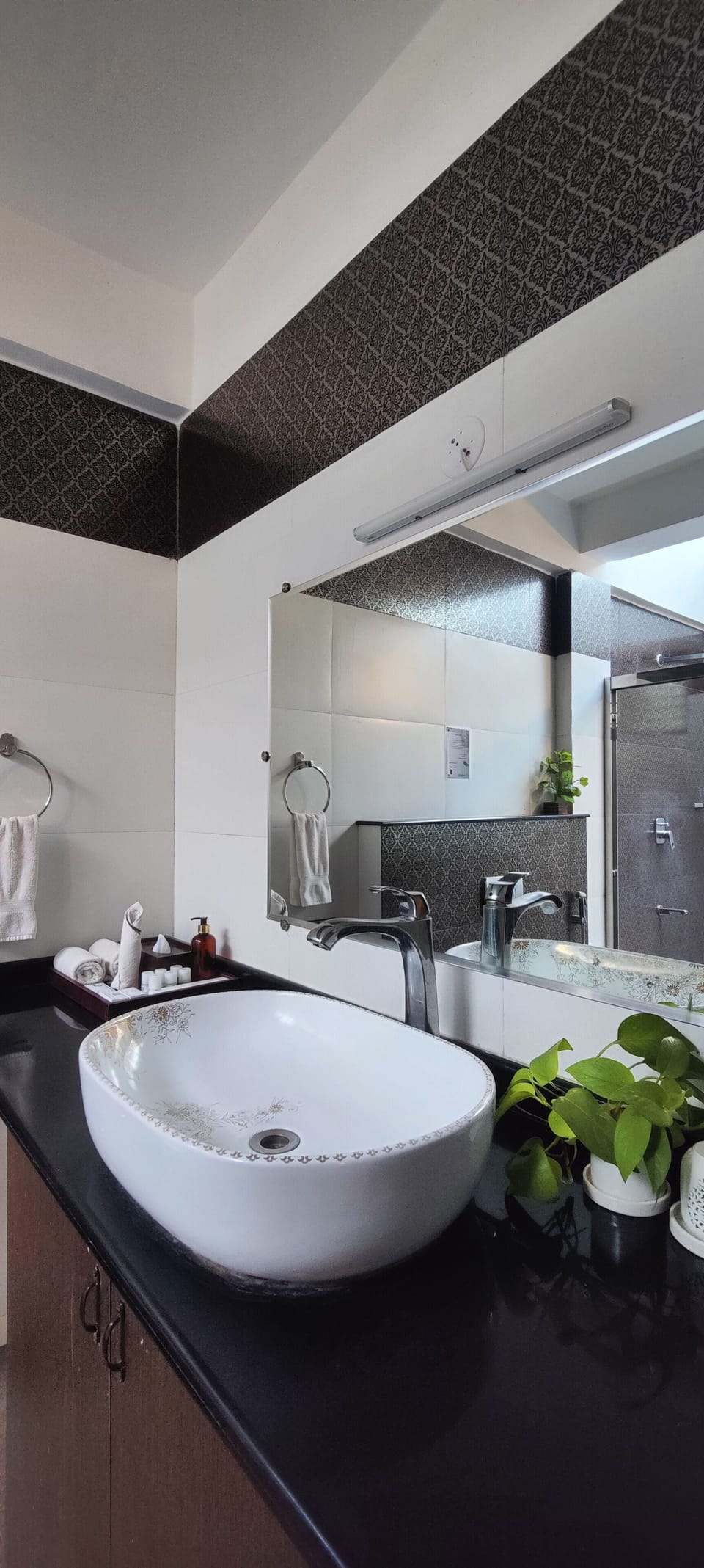 Superior Double Room, Balcony, Courtyard View | Bathroom