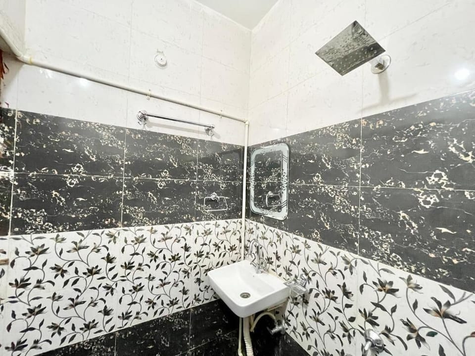 Shower, rainfall showerhead, free toiletries, bidet