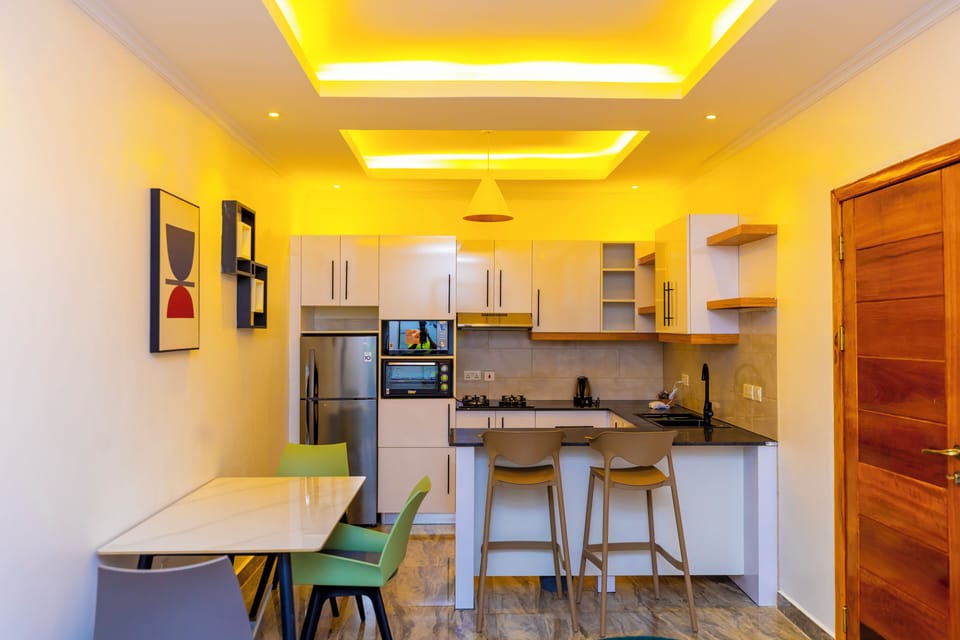 Full-size fridge, oven, stovetop, dishwasher