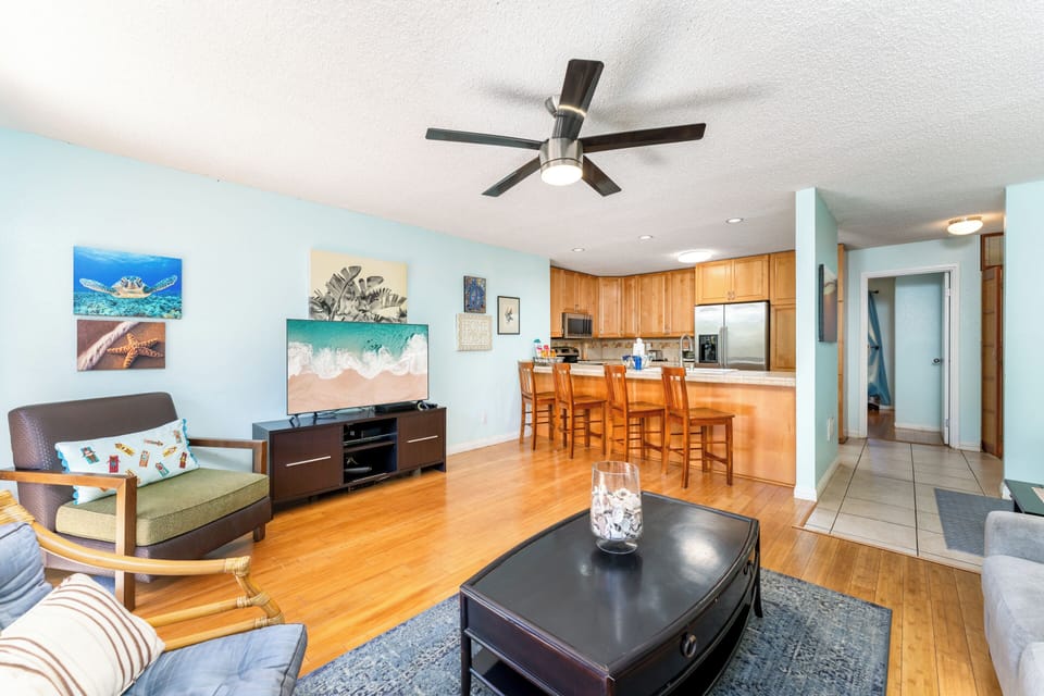Great Room - open up to lanai with Queen Sofa Bed, Smart TV/Cable and fully loaded kitchen
