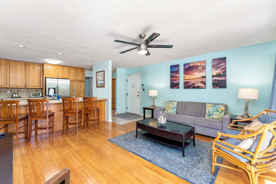 Great Room - open up to lanai with Queen Sofa Bed, Smart TV/Cable and fully loaded kitchen