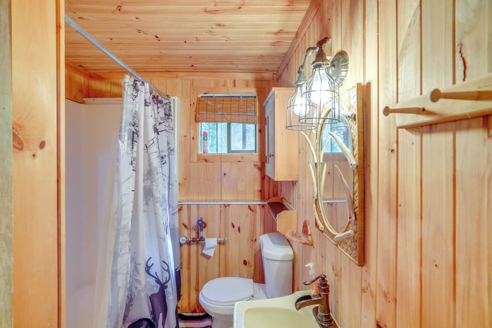 Treehouse Chalet Near Mt. Snow w/ On-site Trails! Cottage in Dover