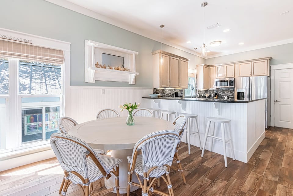 Dining & Kitchen Areas