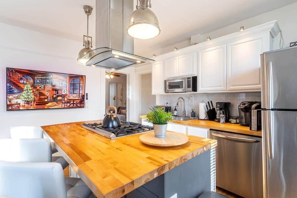 Fully equipped kitchen with modern appliances.
