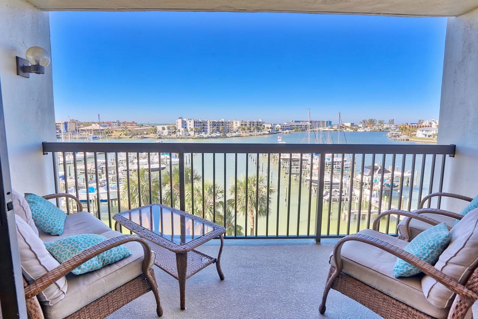 Welcome to St. Pete Beach Yacht and Tennis Club 404!