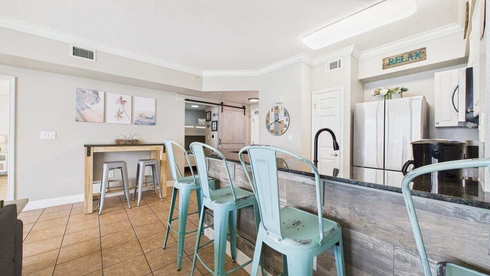 Breakfast bar with seating for 3