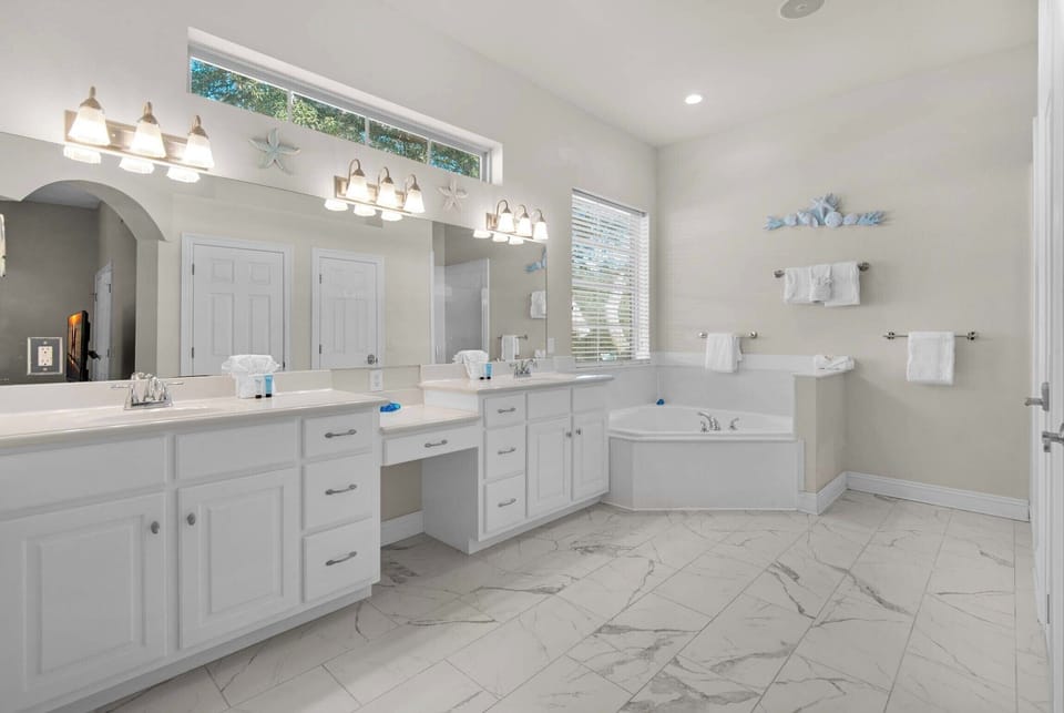Master Bathroom - Brand New Floors!