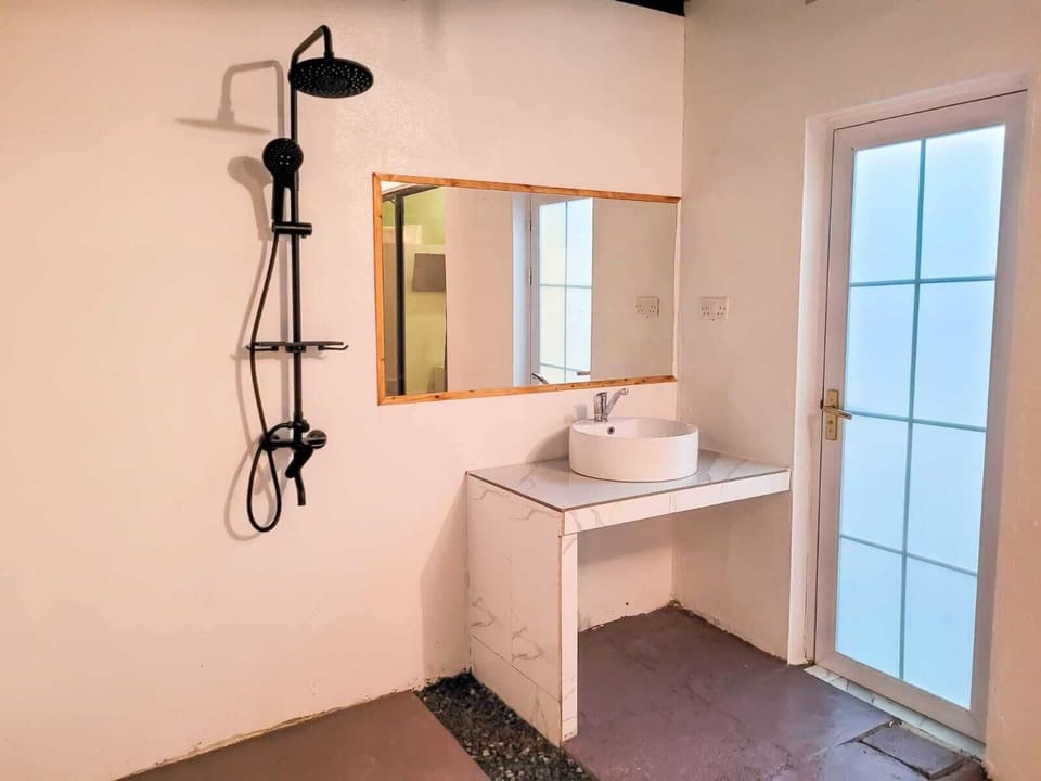 Deluxe Quadruple Room, Balcony, Garden View | Bathroom | Shower, hair dryer, towels, soap