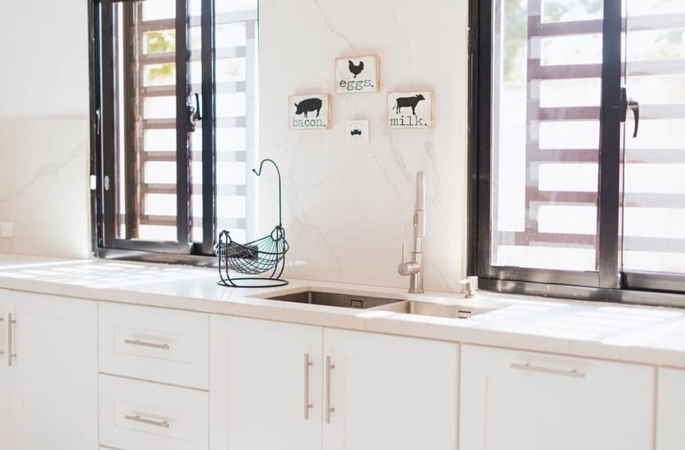 Full-size fridge, microwave, oven, stovetop