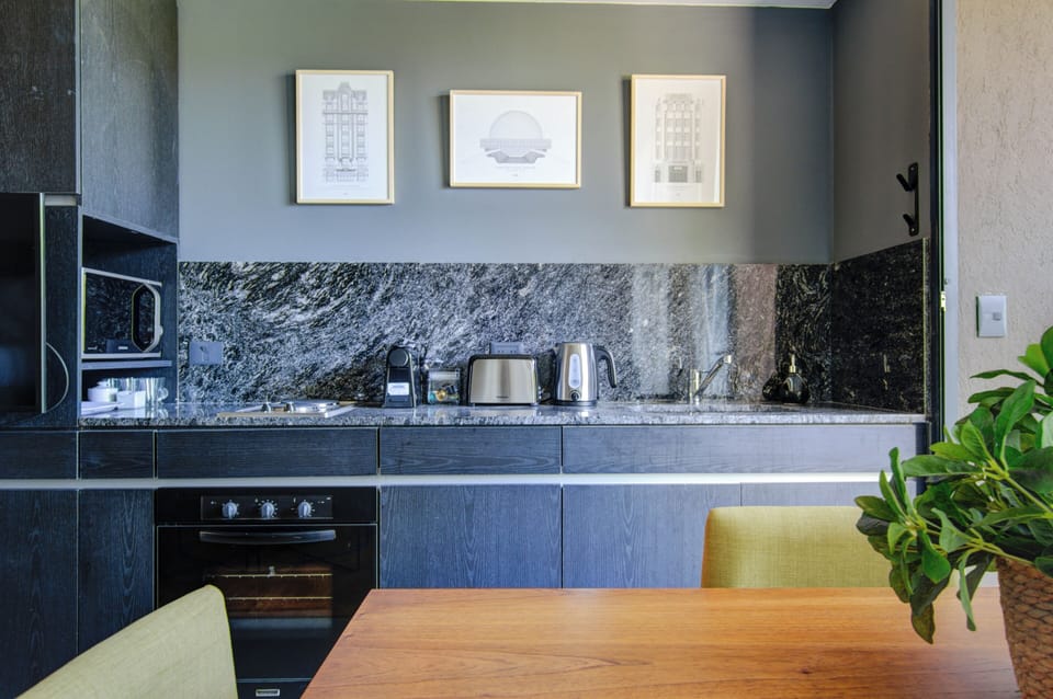 Studio | Private kitchen | Stovetop, toaster, griddle, freezer
