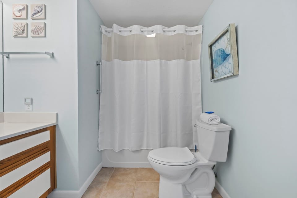 En-suite main bathroom features a shower/tub combo