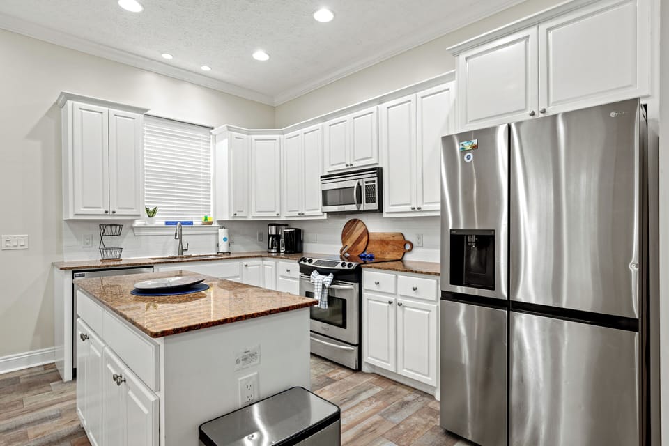 House, Multiple Beds, Balcony, Garden View (7818 Thomas Dr) | Private kitchen | Fridge, microwave, oven, stovetop
