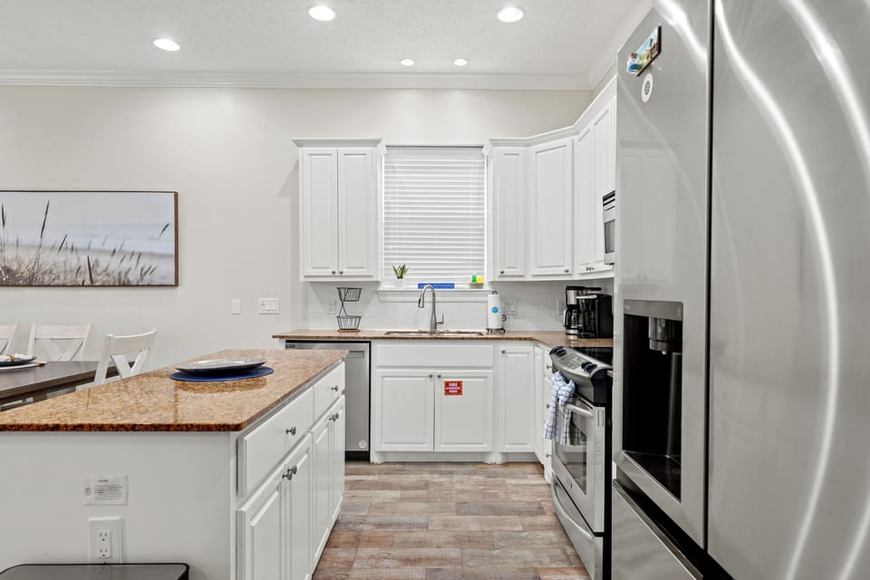 House, Multiple Beds, Balcony, Garden View (7818 Thomas Dr) | Private kitchen | Fridge, microwave, oven, stovetop