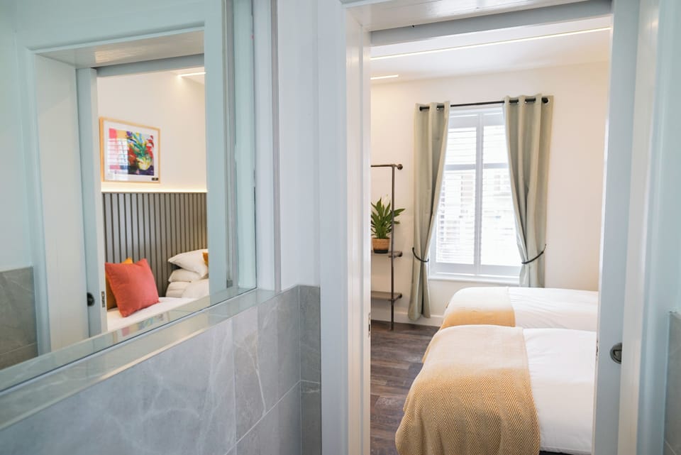 Basic Twin Room | Desk, laptop workspace, blackout drapes, soundproofing