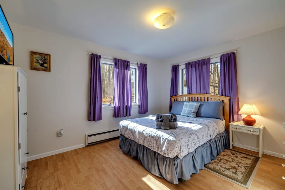 Bedroom with Queen bed