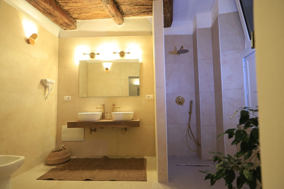 Classic Double Room (S. Teresella) | Bathroom | Shower, rainfall showerhead, hair dryer, bidet