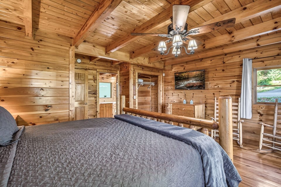Bedroom #1 on the main/entry level with king size bed & ensuite full bathroom.