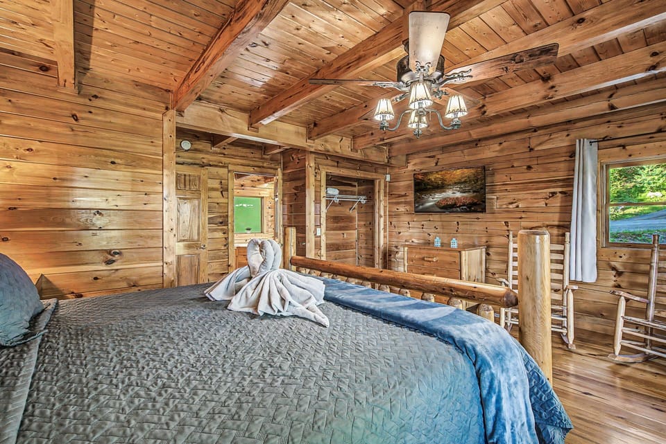 Bedroom #1 on the main/entry level with king size bed & ensuite full bathroom.