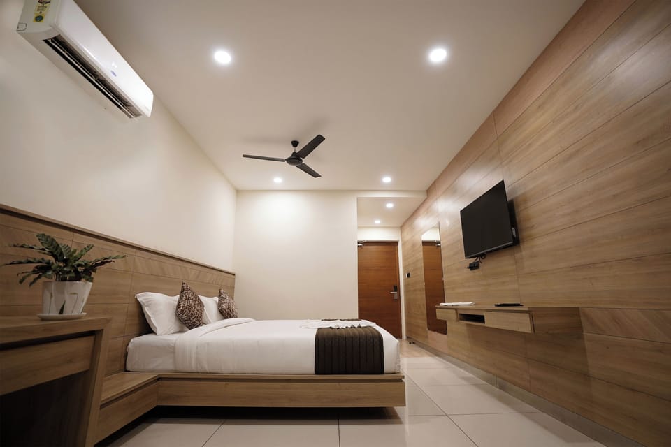 Deluxe Double Room | Egyptian cotton sheets, premium bedding, down comforters, in-room safe
