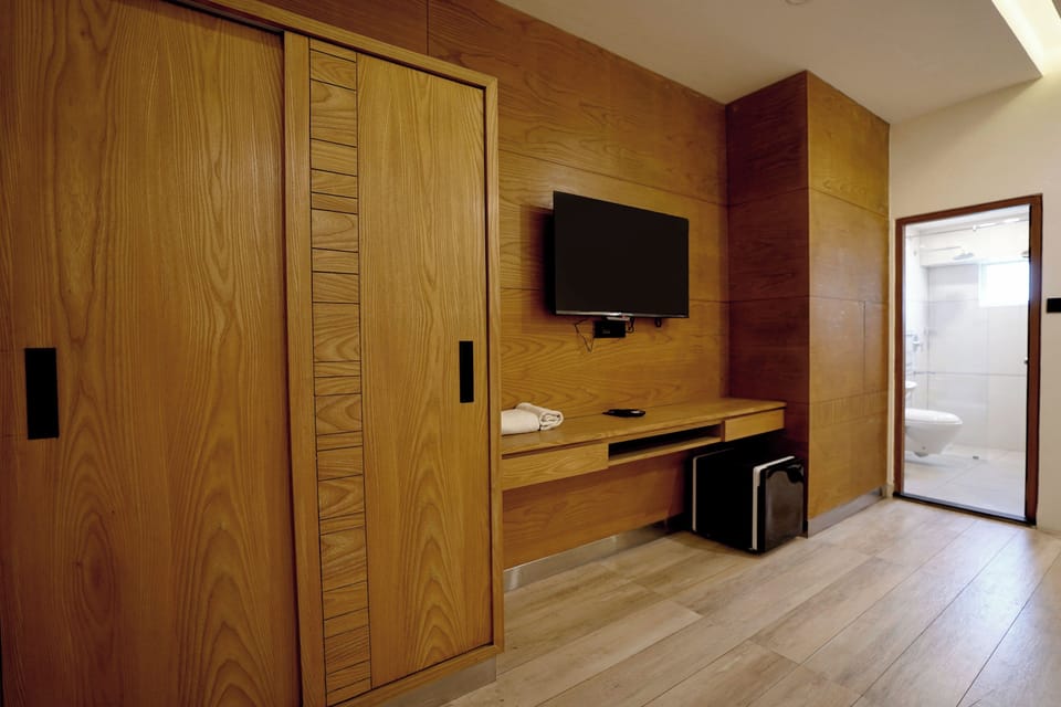 Premium Room | Egyptian cotton sheets, premium bedding, down comforters, in-room safe