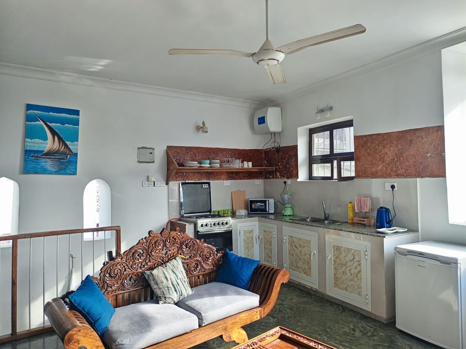 Deluxe House, City View | Private kitchen | Electric kettle, toaster