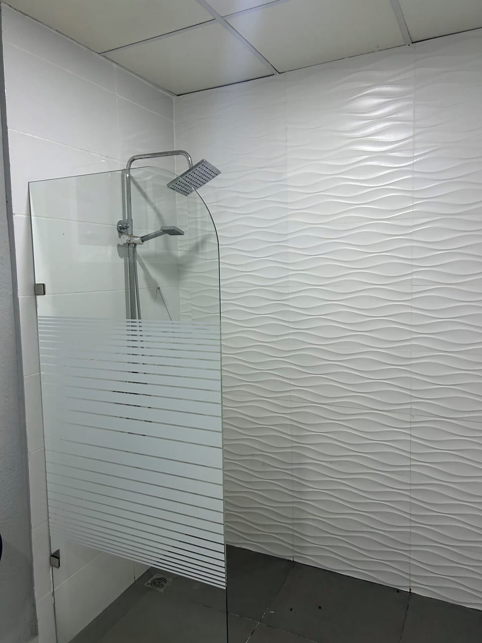 Deluxe Room, Garden View | Bathroom | Shower, towels, soap, shampoo