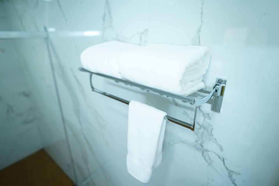 Chalet | Bathroom | Shower, hair dryer, slippers, towels
