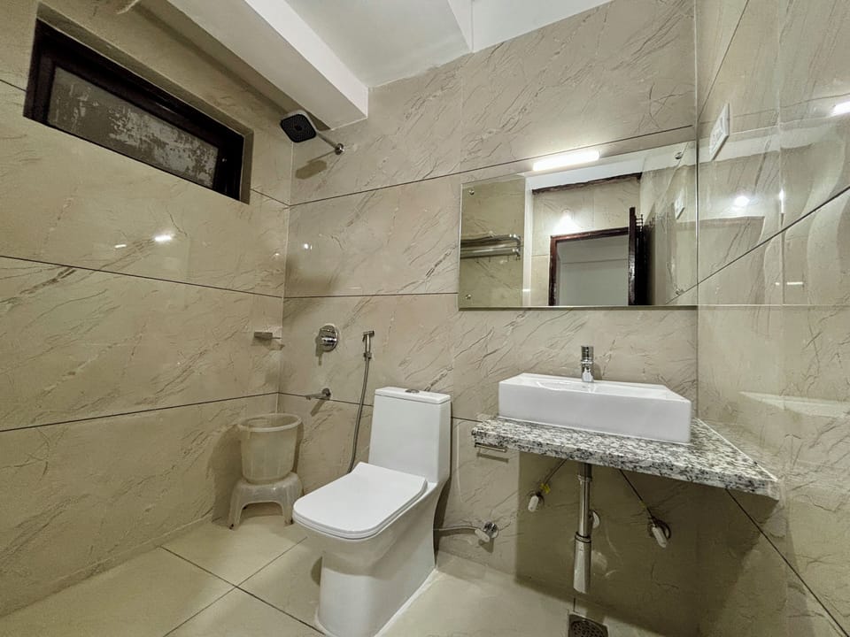 Deluxe Triple Room | Bathroom | Shower