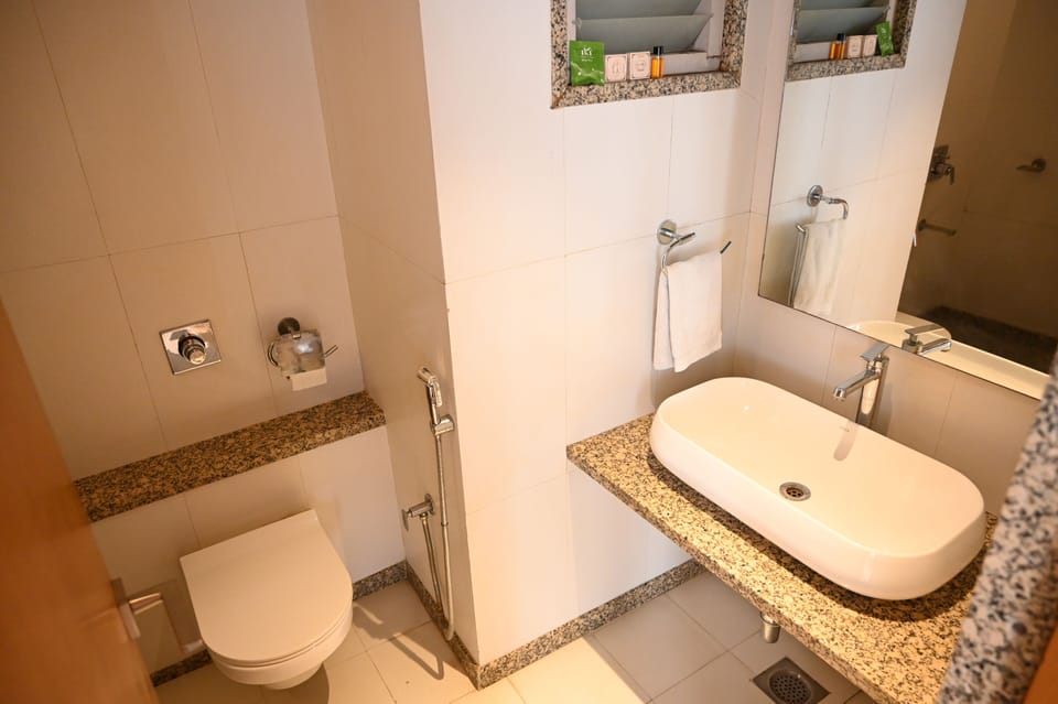 Superior Room, Garden View | Bathroom | Slippers, towels, soap, shampoo