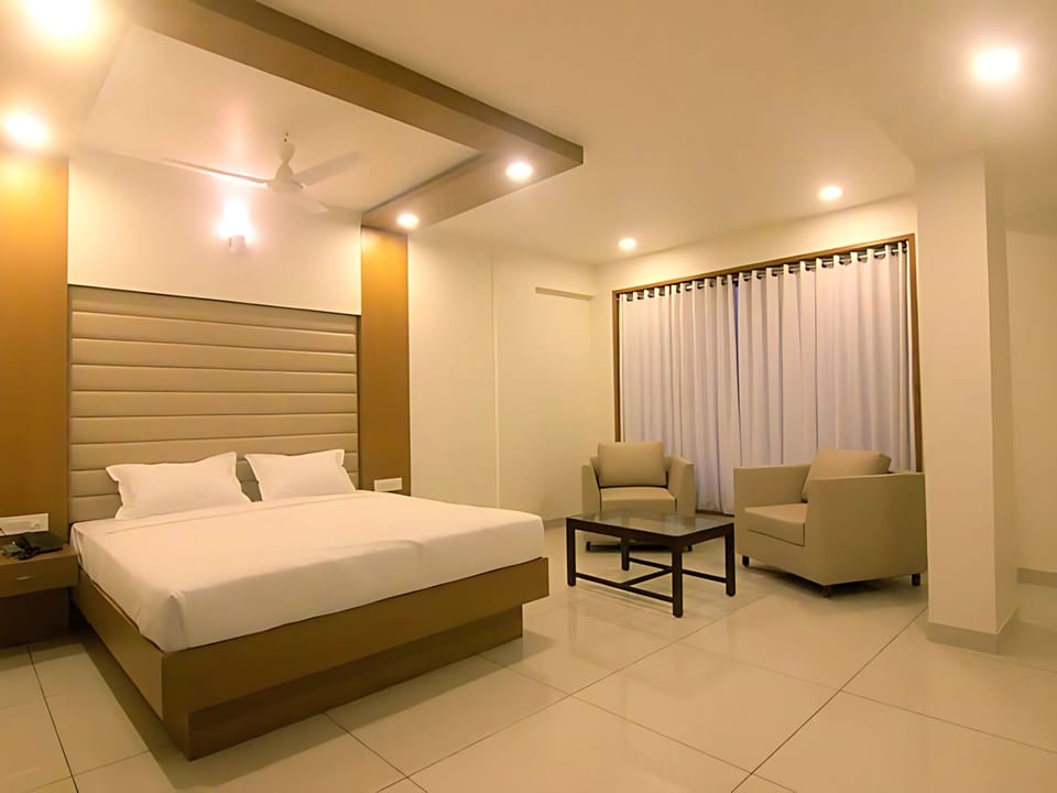 Classic Room, Garden View | Desk, laptop workspace, soundproofing, rollaway beds