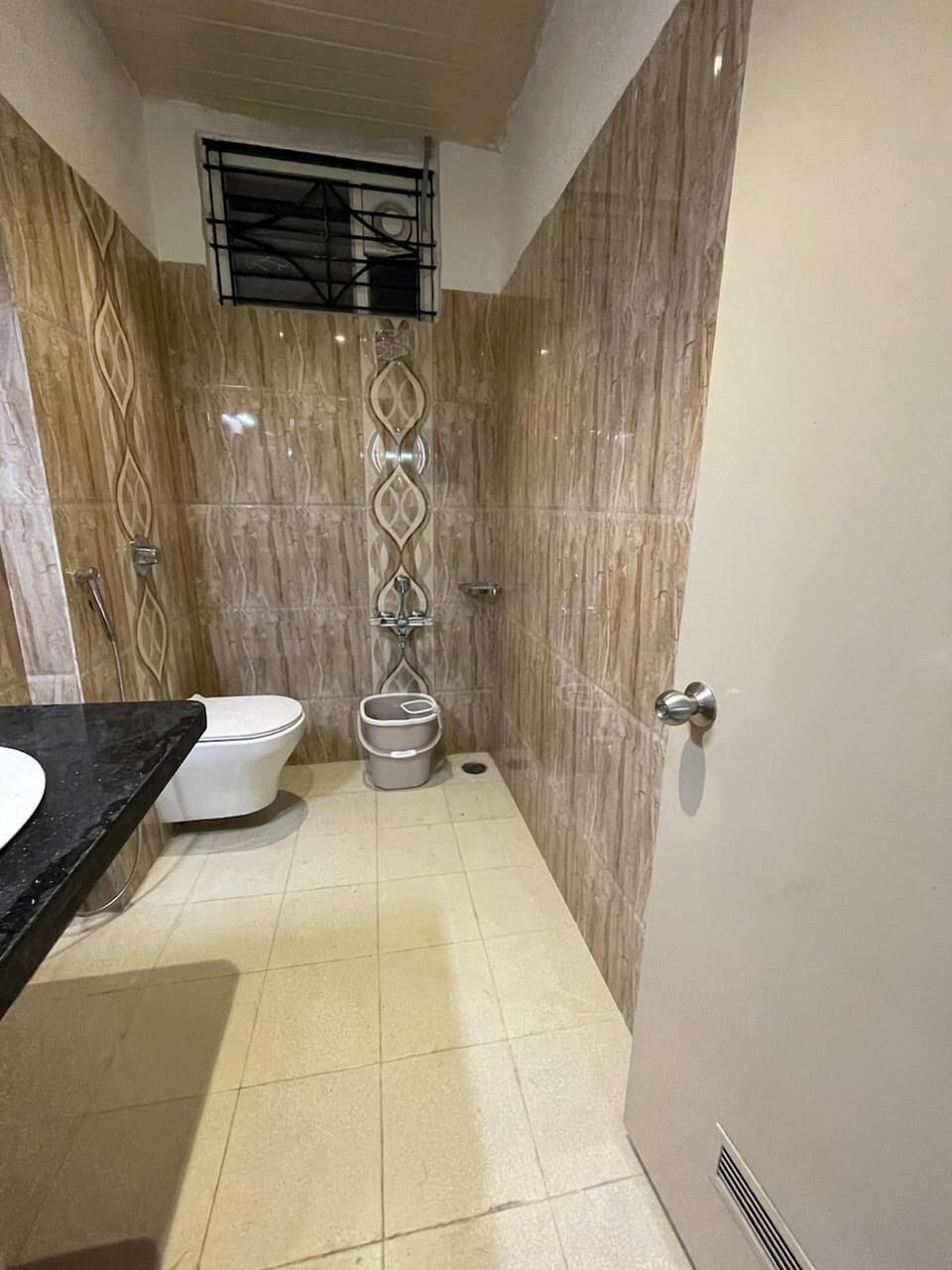 Standard Triple Room | Bathroom | Shower, free toiletries, towels, soap