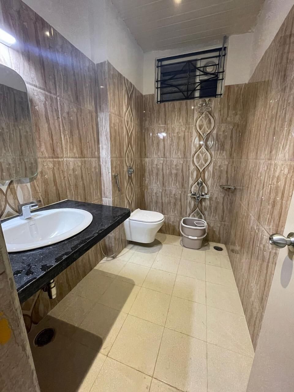 Standard Triple Room | Bathroom | Shower, free toiletries, towels, soap