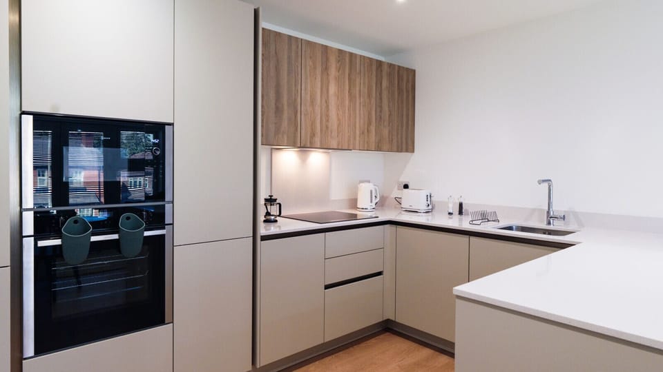 Proper oven, loads of storage, ready to use.
