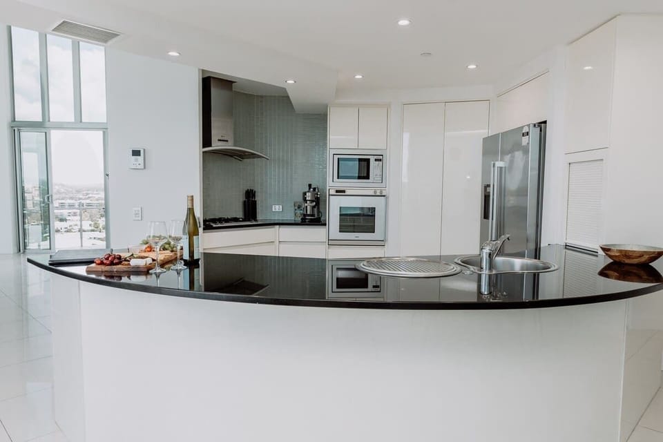 Whip up meals in the fully equipped kitchen, or take a short stroll to nearby cafes and restaurants for a delicious bite.