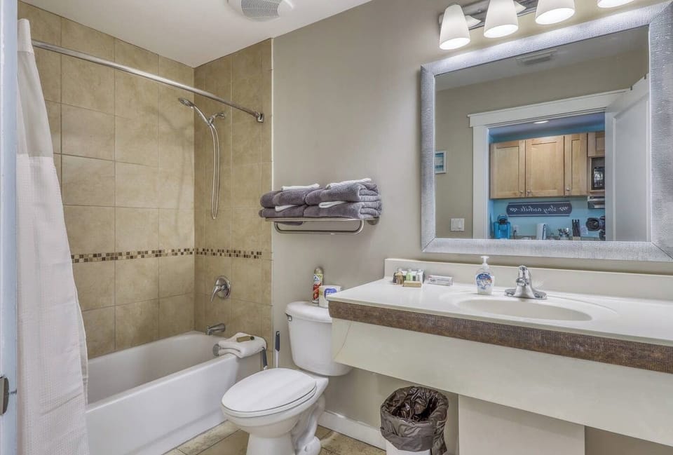 Awesome bathroom, with plenty of counter space & a tub/ shower for all your family needs!