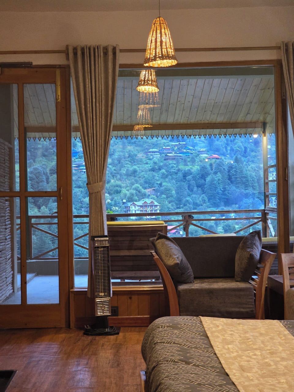 Classic Double Room, Balcony | Desk, soundproofing, WiFi (free)