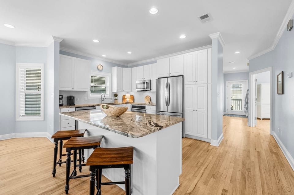 1st Floor Kitchen - Fully equipped kitchen with large island 