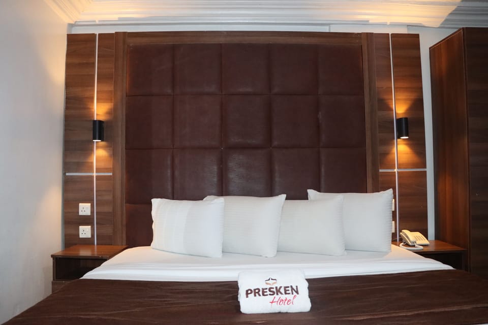 Classic Room | Desk, laptop workspace, free WiFi