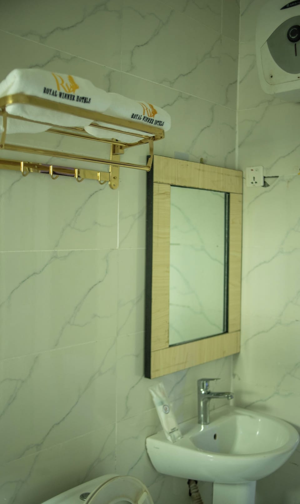 Deluxe Double Room | Bathroom | Shower, free toiletries, towels, soap