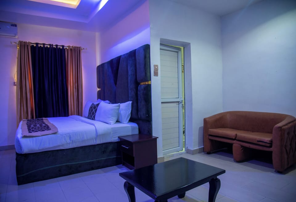 Deluxe Studio Suite | Desk, laptop workspace, soundproofing, free WiFi