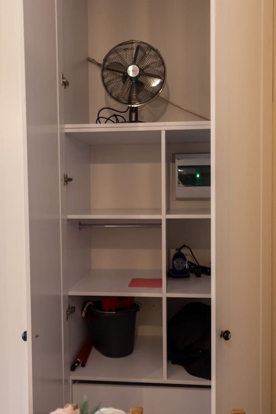 Fan and the Wardrobe | Book Now with RENTUJEMY.COM
