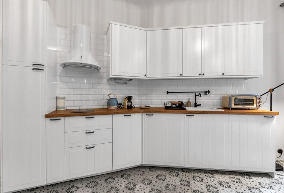 Mini Oven in the Kitchen | Book Now with RENTUJEMY.COM