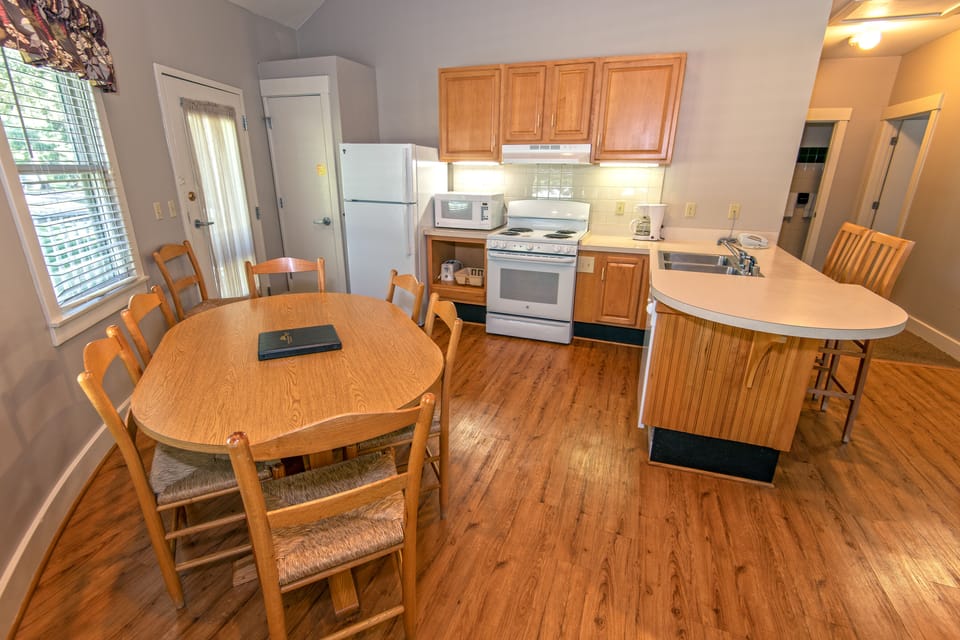 Deluxe Cottage, 2 Bedrooms, Accessible (2 Bathrooms) | Private kitchen