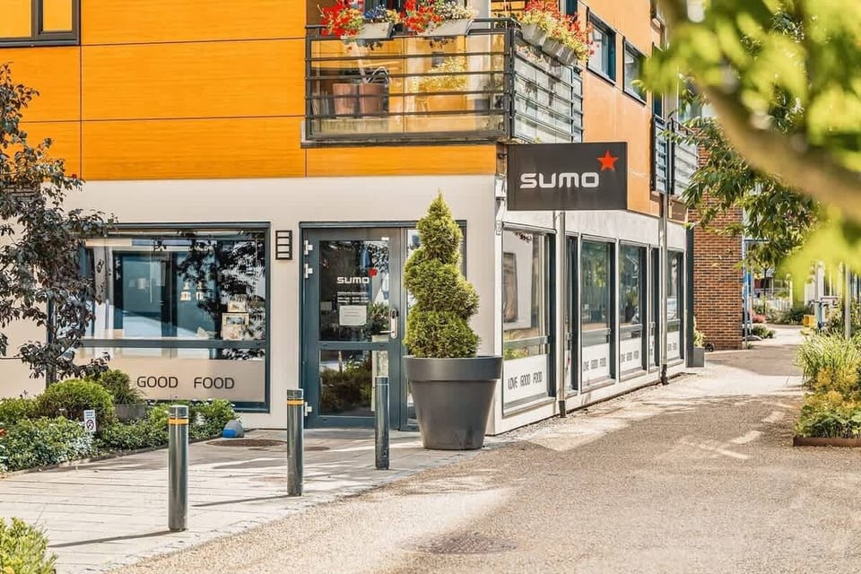 Spis ditt favoritt sushi måltid på "Sumo" Bare noen få meter unna.