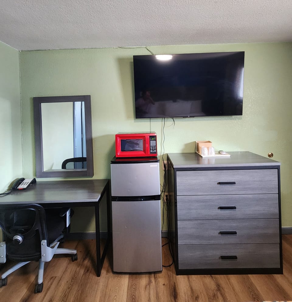 Single Room, 1 King Bed, Smoking | Desk, free WiFi, bed sheets