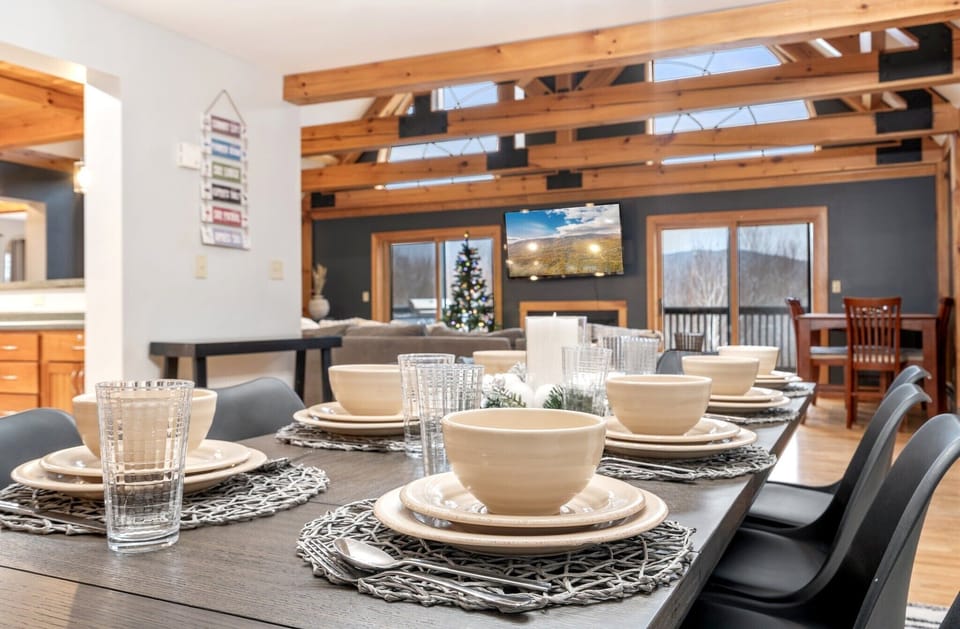 From holiday feasts to casual breakfasts, this open dining area keeps everyone connected and comfortable.