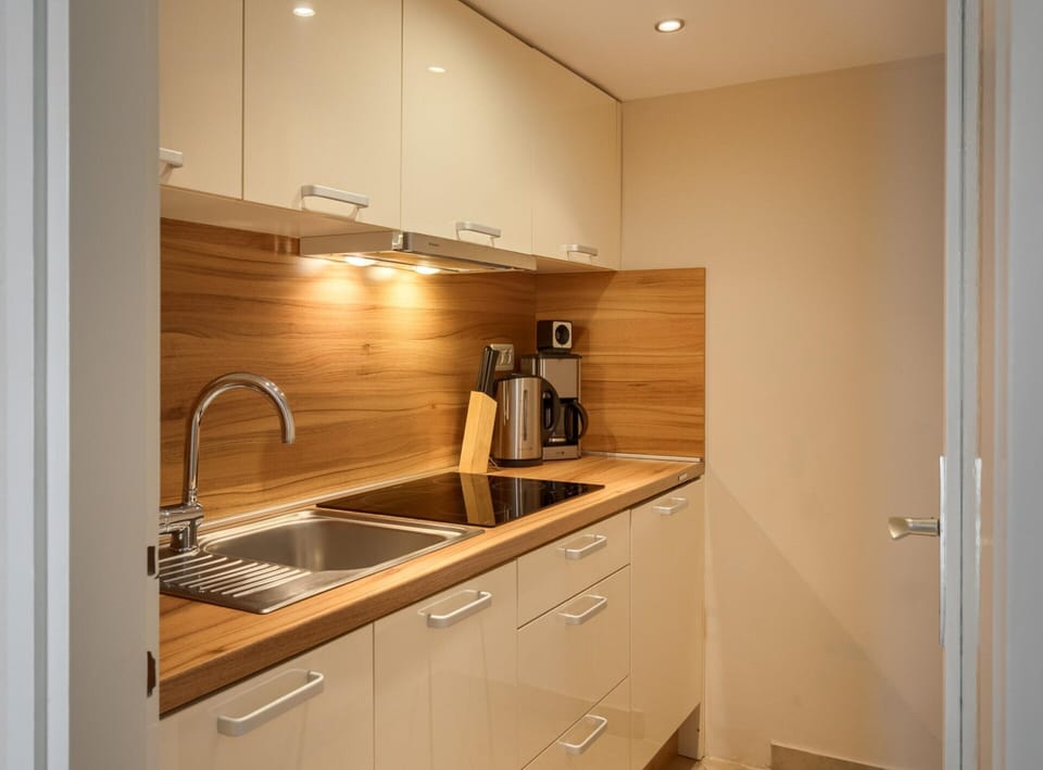 Apartment | Private kitchen | Electric kettle, toaster, cookware/dishes/utensils