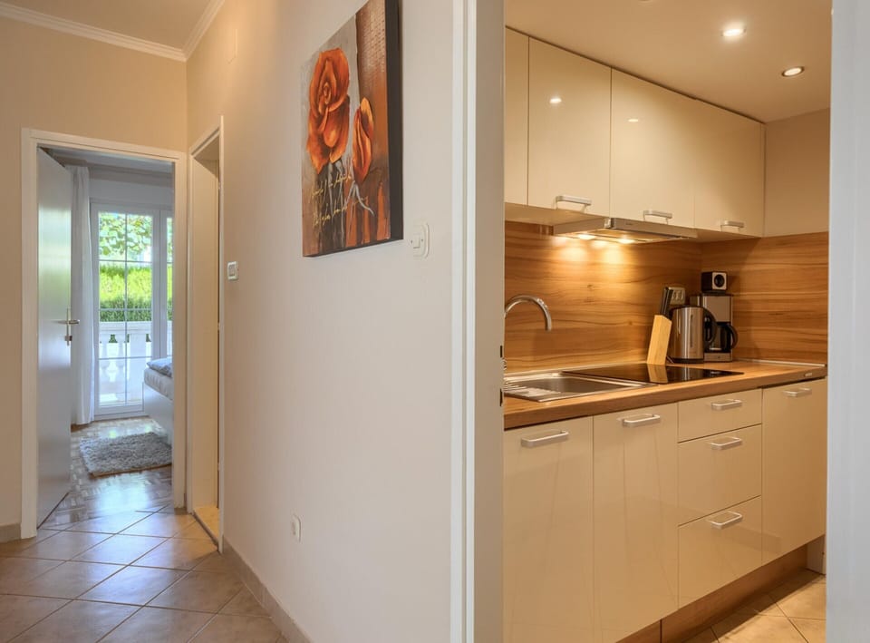 Apartment | Private kitchen | Electric kettle, toaster, cookware/dishes/utensils