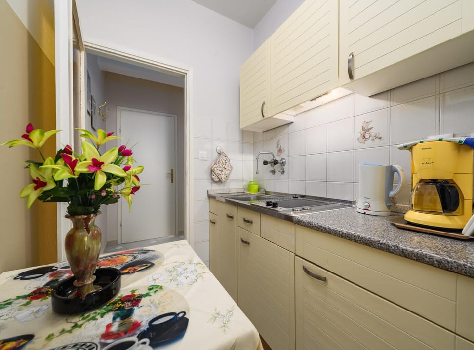 Apartment | Private kitchen | Cookware/dishes/utensils